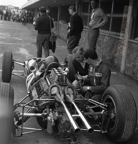 GP Mexique : concertation entre Colin Chapman et un mécanicien autour de la Lotus 25 GP Mexique : concertation entre Colin Chapman et un mécanicien autour de la Lotus 25